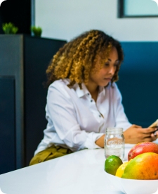 1Tool | groupe de personnes assises à côté d'une table 2422295