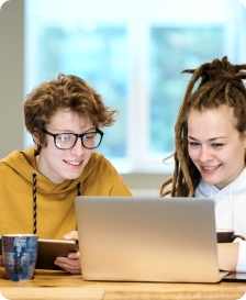 1Tool | foto van vrouwen die naar laptop kijken 3182798